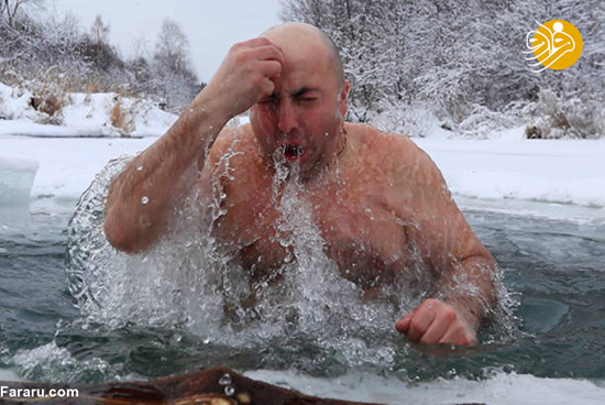 مراسم غسل کردن در حوض یخی!