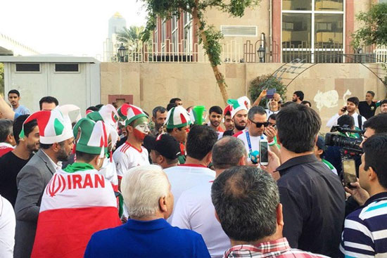کری هواداران ایران و عراق مقابل ورزشگاه