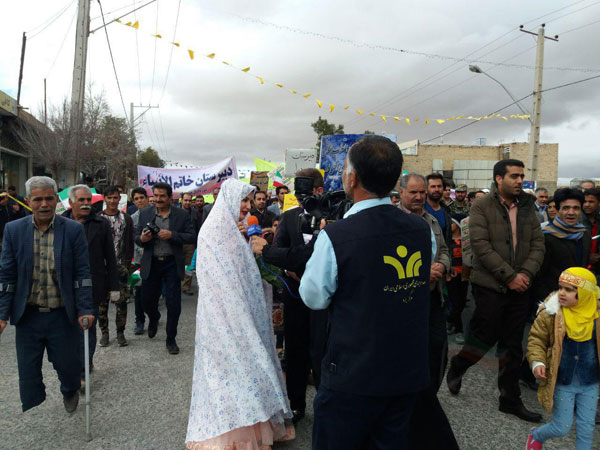 حضور یک عروس و داماد در راهپیمایی یزد