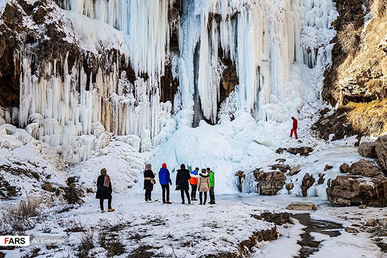 آبشار یخ زده حیرت‌انگیز در آذربایجان غربی