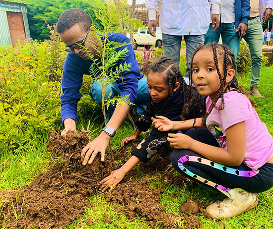 مردم اتیوپی در عرض ۱۲ ساعت ۳۵۰میلیون درخت کاشتند!