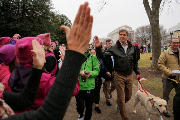 حضور جان کری و سگش در اعتراضات ضد ترامپ