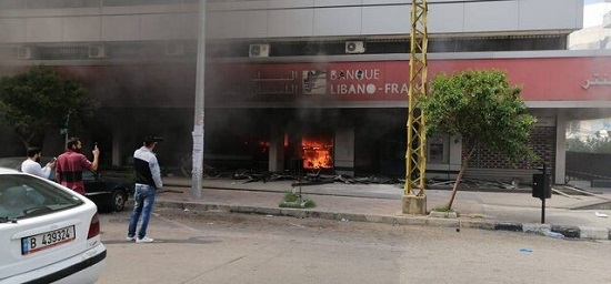 معترضان لبنانی چندین بانک طرابلس را آتش زدند