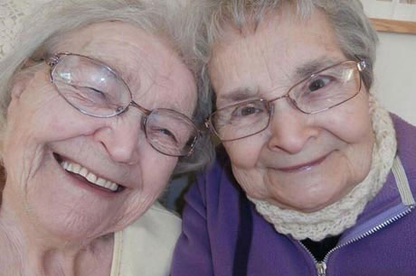 عکس سلفی خواهران 174 ساله سوژه شد!