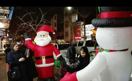 کریسمس در تهران؛ فروش عروسک بابانوئل و درخت کاج