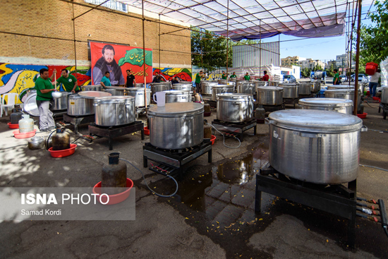 طبخ و توزیع 14 تن آش نذری در کرج