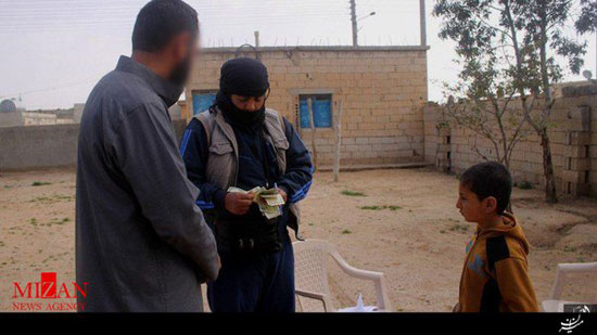 تصاویری از توزیع یارانه نقدی توسط داعش!