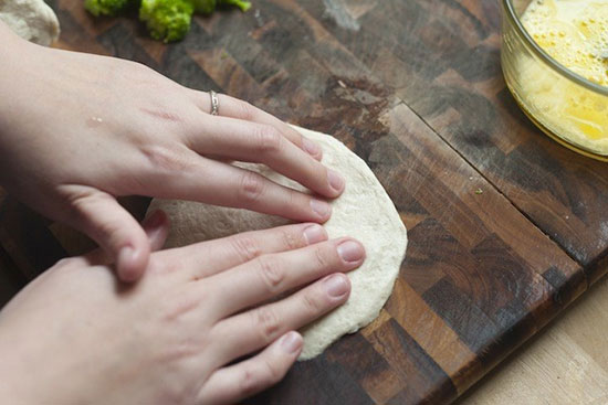 آموزش تصویریِ پیتزا لقمه‌ای با گوشت و کلم بروکلی