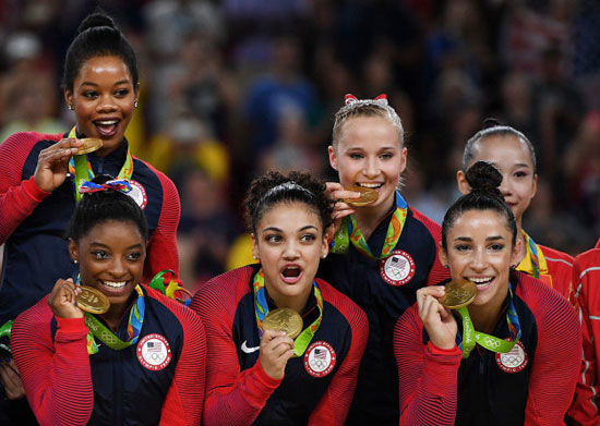 چرا ورزشکاران المپیک مدال‌های خود را گاز می‎گیرند؟