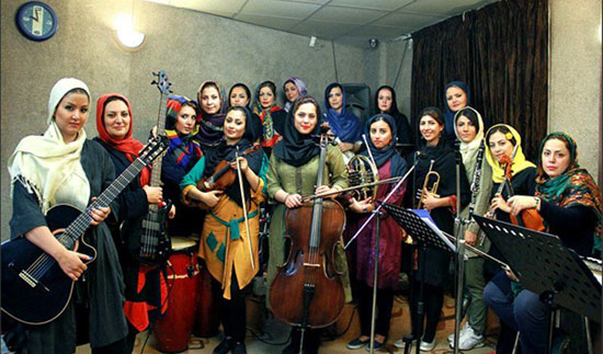 زنان ایرانی، ایستاده پشت چراغ قرمز محدودیت