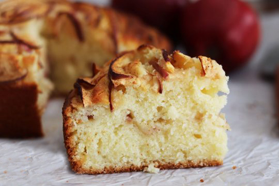 طرز تهیه کیک سیب و دارچین به شکل گل