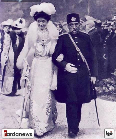 عکس: شاه قاجار دست در دست ملکه ایتالیا