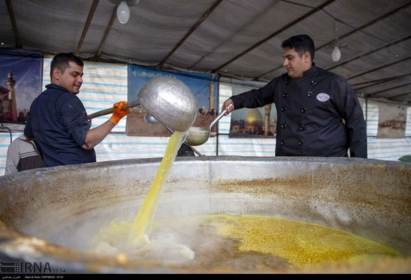 طبخ آش نذری 84 تنی در شیراز