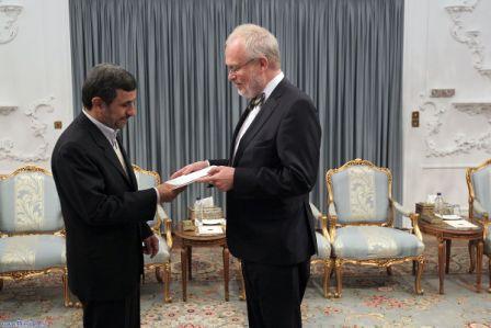 واکنش احمدی نژاد به بی ادبی سفیر +عکس