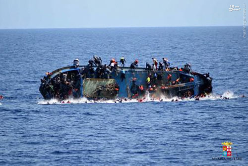 عکس: لحظه واژگون شدن قایق پناهجویان