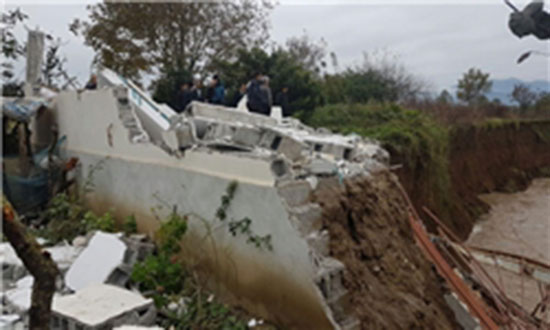 تخریب یک منزل بر اثر طغیان رودخانه در تالش