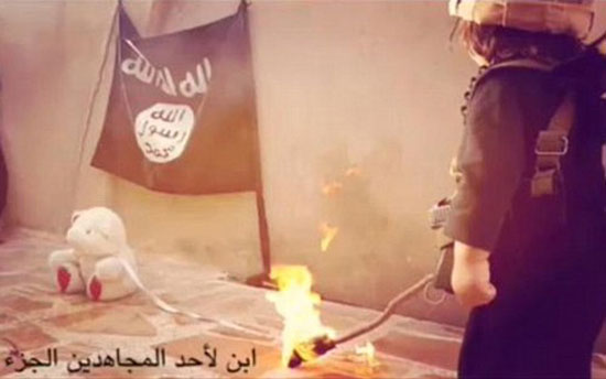 اعدام  به سبک کودک داعشی! +عکس