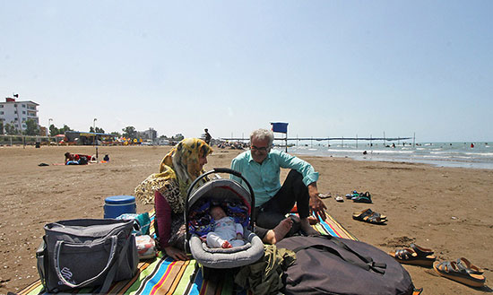 مسافران بی‌توجه به کرونا در ساحل خزر