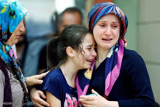 عکس: سوگواری برای قربانیان استانبول