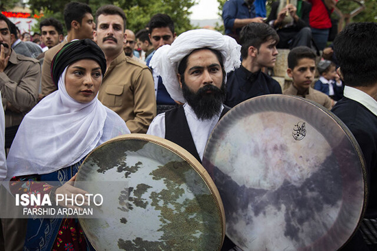 دف‌نوازان همراه با باران آوای دوستی سر دادند