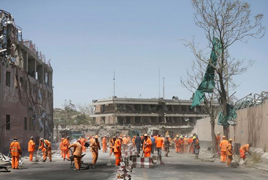 کارگران شهرداری در حال نظافت محل انفجار کابل