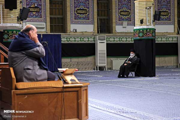 عزاداریِ متفاوت رهبر انقلاب در حسینیه امام