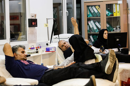 حضور مردم برای اهدای خون در شب قدر
