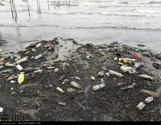جولان زباله‌ها در ساحل آلوده خزر