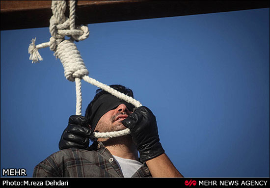 عکس: اعدام 4 متجاوز در شیراز (18+)