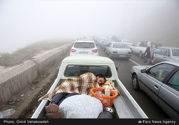 عکس: قلیان کشی در ترافیک جاده چالوس!