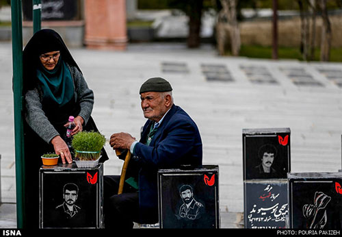 عکس:زیارت اهل قبور در آخرین پنجشنبه 94