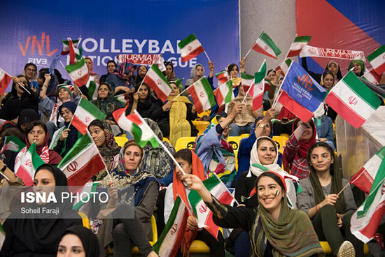 حضور تماشاگران خانم در بازی ایران - کانادا