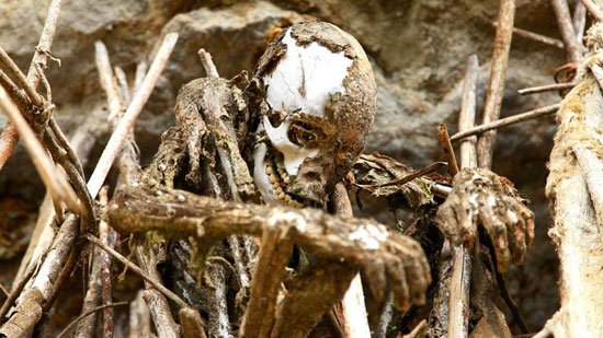 عکس: دودی کردن اجساد در گینه نو (18+)
