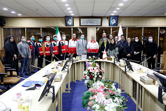 تصاویری از سفیر چین با ماسک در هلال‌احمر ایران