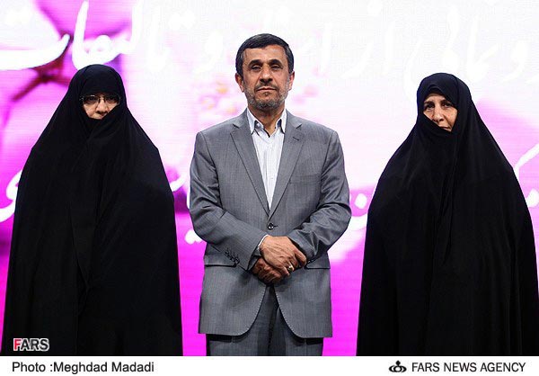 عکس: احمدی‌ نژاد دركنار خواهر و همسرش