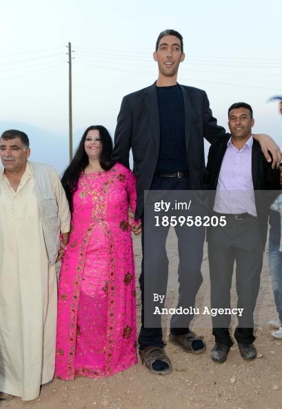 بلندقد ترین مرد دنیا به خانه بخت رفت +عکس