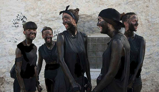 جشنواره عجیب «روغن سیاه» در اسپانیا