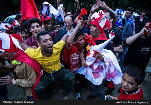عکس: چادر زدن هواداران مقابل استادیوم