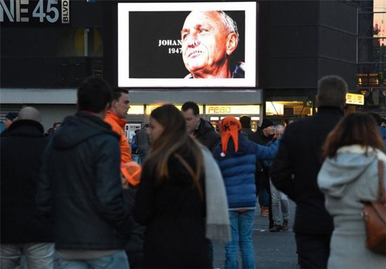 عکس: ادای احترام هلندی‌ ها به کرایف