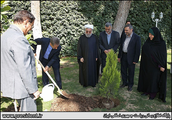 عکس: روحانی در پاستور نهال کاشت