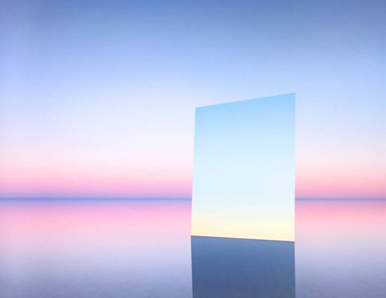 عکس‌های زیبا با آینه بزرگ در صحرای نمک