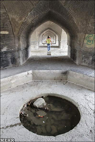 عکس؛ نابسامانی در پل تاریخی سی و سه پل