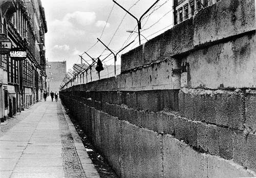 گذر از دیوار برلین: آغوش‌های شکسته