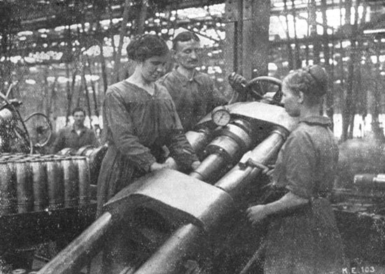 زنان؛ ستون فقرات جنگ جهانی اول +عکس