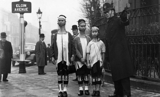 «زنان زرافه‌ای» جاذبه شهر لندن در دهه ۱۹۳۰ میلادی