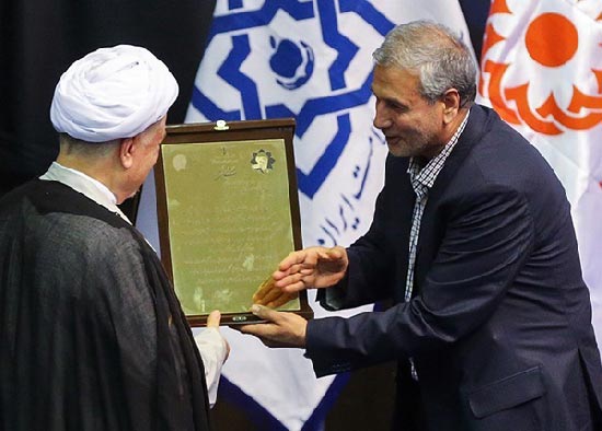 (تصاویر) هاشمی و همسرش در جمع زنان کارگر