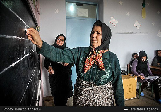 عکس: نهضت سواد آموزی بانوان