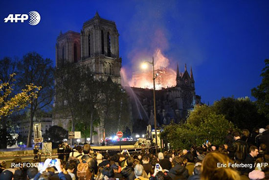 کلیسای تاریخی نوتردام در پاریس آتش گرفت