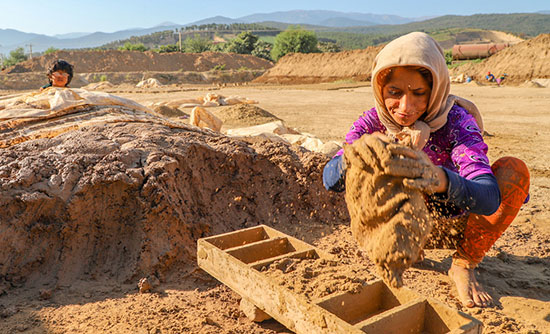 کار طاقت‌فرسای زنان و کودکان در کوره‌ی آجرپزی