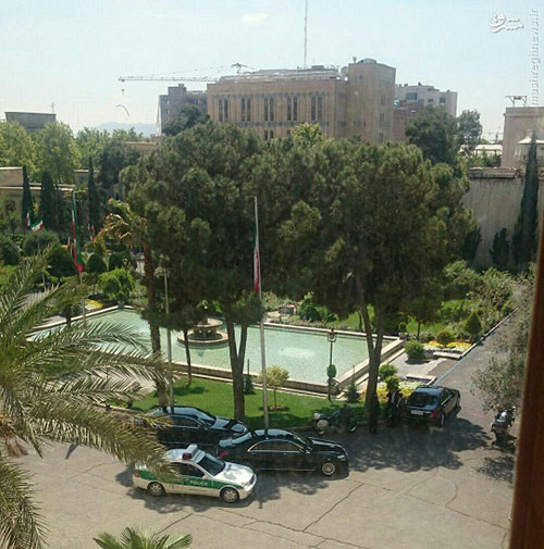 عکس: ماشین موگرینی در وزارت خارجه